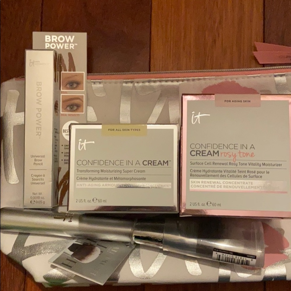 It cosmetics bundle! Everything brand new!